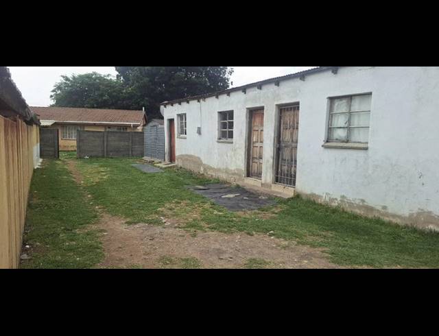 23 BEDROOM HOUSE FOR SALE IN KEMPTON PARK EXT 02